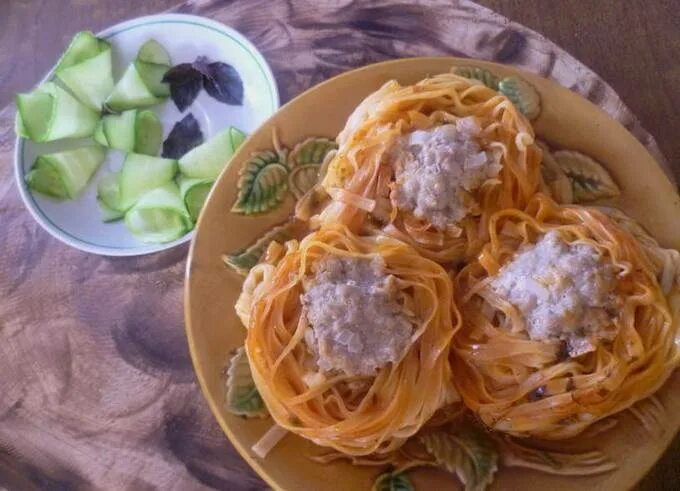 Лапша гнёзда с фаршем. Мясные гнезда с макаронами. Лапша гнезда с фаршем на сковороде. Гнезда из лапши с овощами.