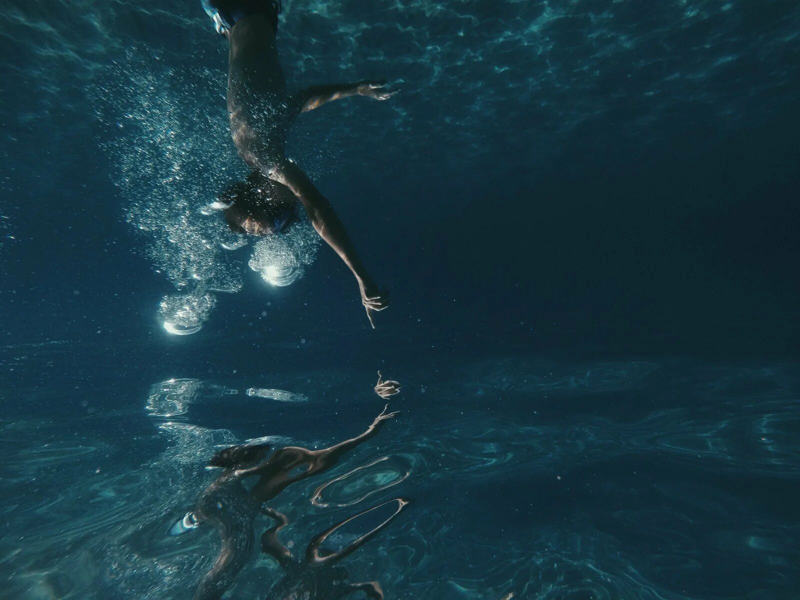 Стала всплывать реклама. Вода и человек. Человек под водой. Океан под водой. Погружение в воду.