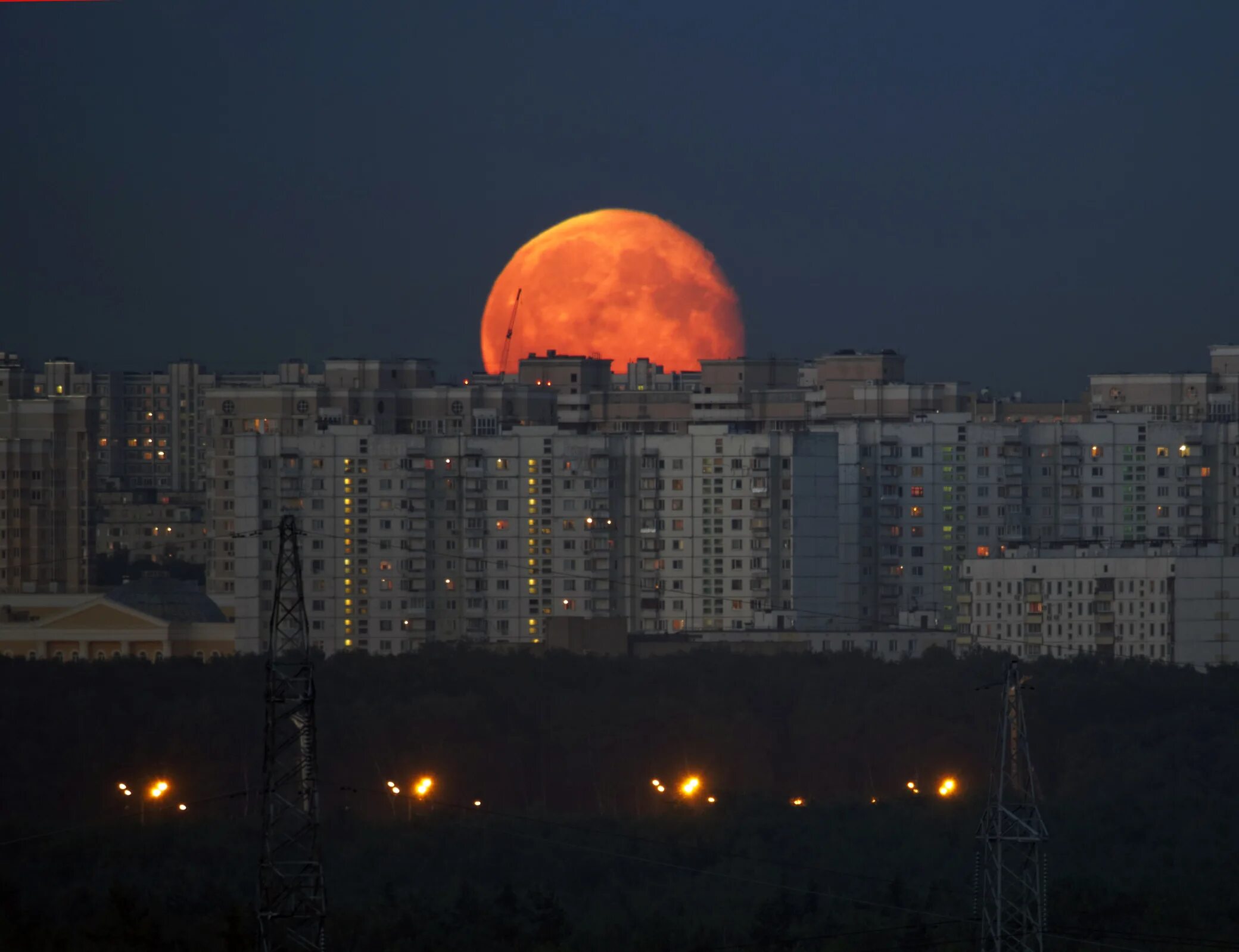 Во сколько сегодня восход луны. Огромная Луна. Восход Луны. Оранжевая Луна. Большая Луна в Москве.