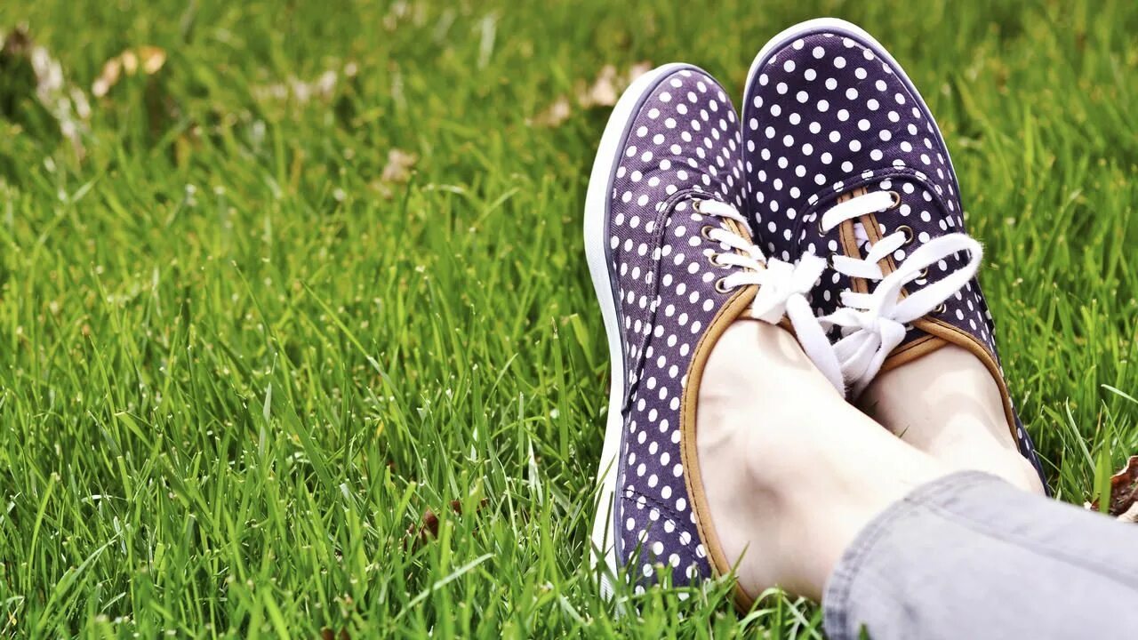 Обувь на траве. Shoes forget you. Женская обувь. Рекламный баннер обуви. Shoes forget you.