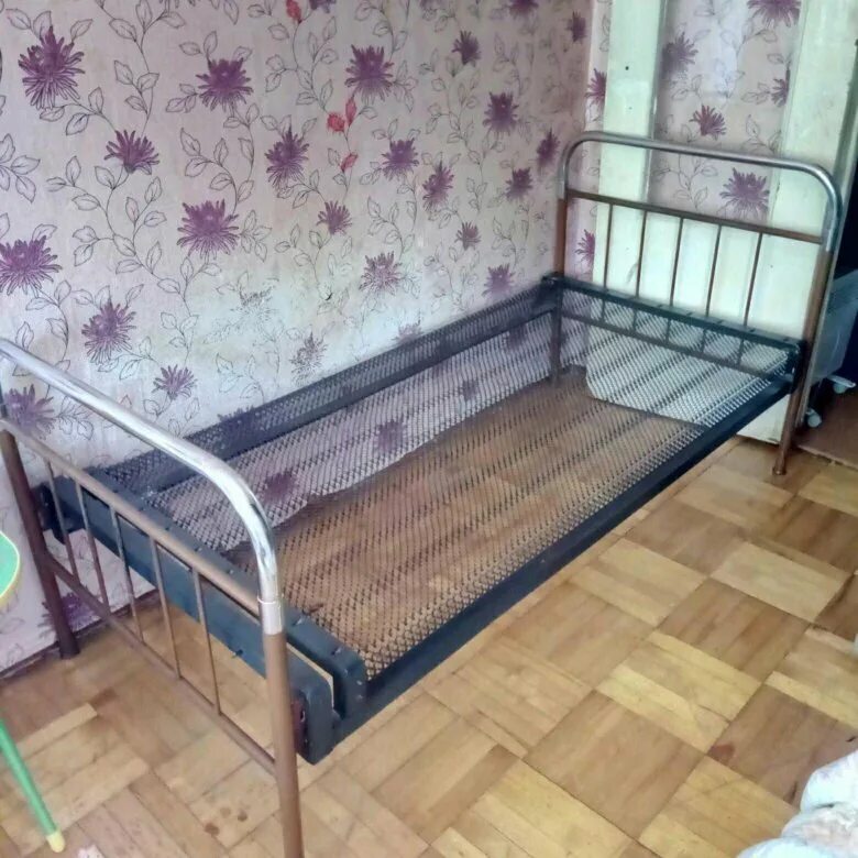 Советская железная кровать. Металлическая кровать в детском лагере. Кровать одноярусная с матрасом. Бу железную кровать. Кровать для общежития металлическая.