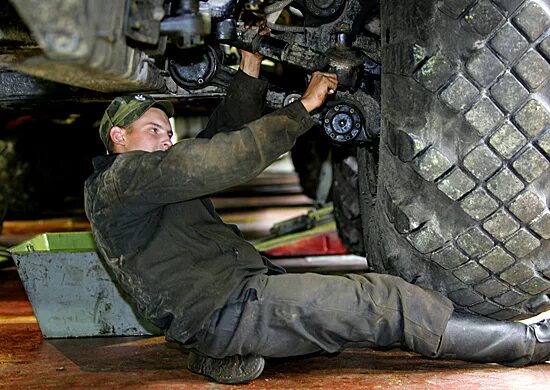 Ремонт вс рф. Военный автомеханик. Военный водитель. Автомеханик в армии. Ремонтная машина Военная.