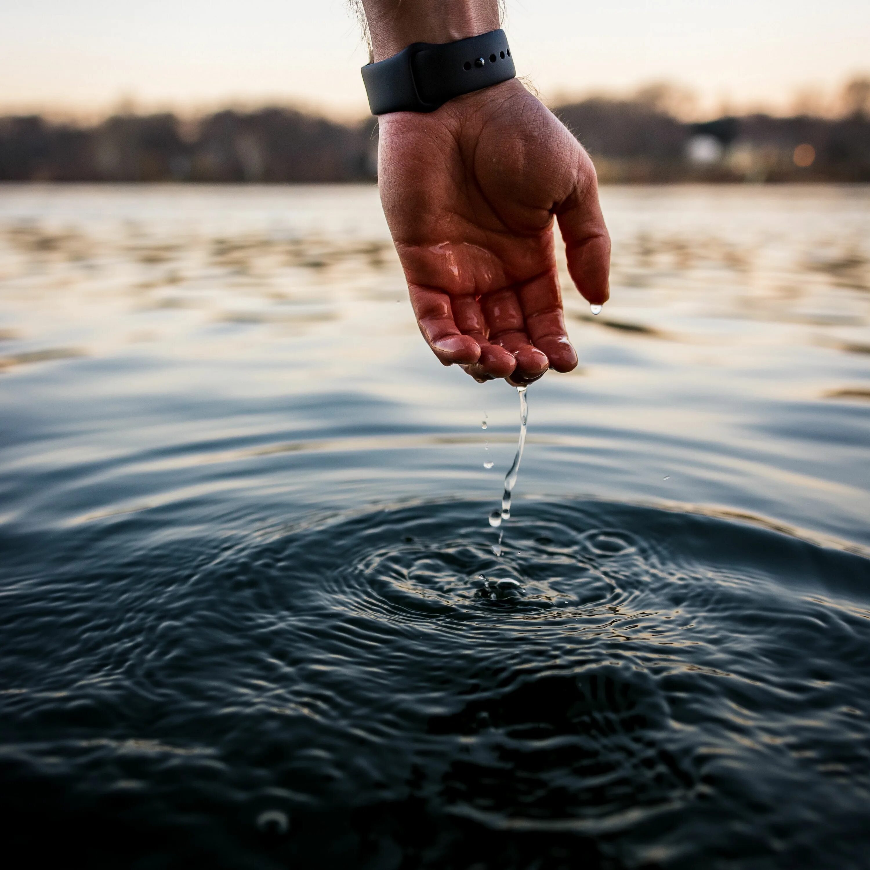 Вода в руках. Прикосновение к воде. Круг чистой воды. Набери воды. Включи руки вода