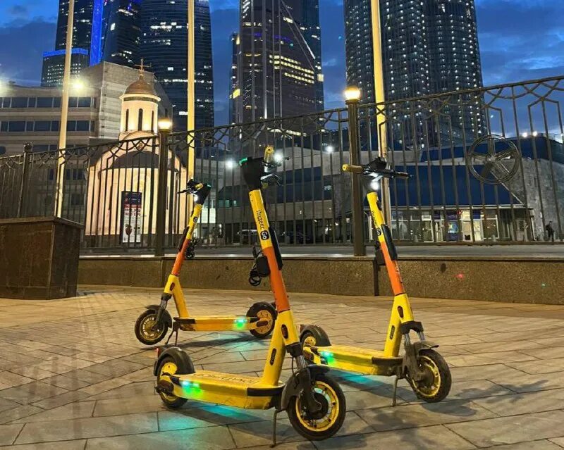 Сервис аренды самокатов gofast. Самокат на дороге. Сервис аренды самокатов gofast. Электросамокат альметьевск. Желтый самокат напрокат.