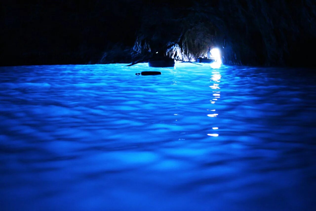 Вода ночью светится. Голубой грот на острове капри. Голубой грот (капри). Голубой грот Италия. Остров Ваадху Мальдивы.