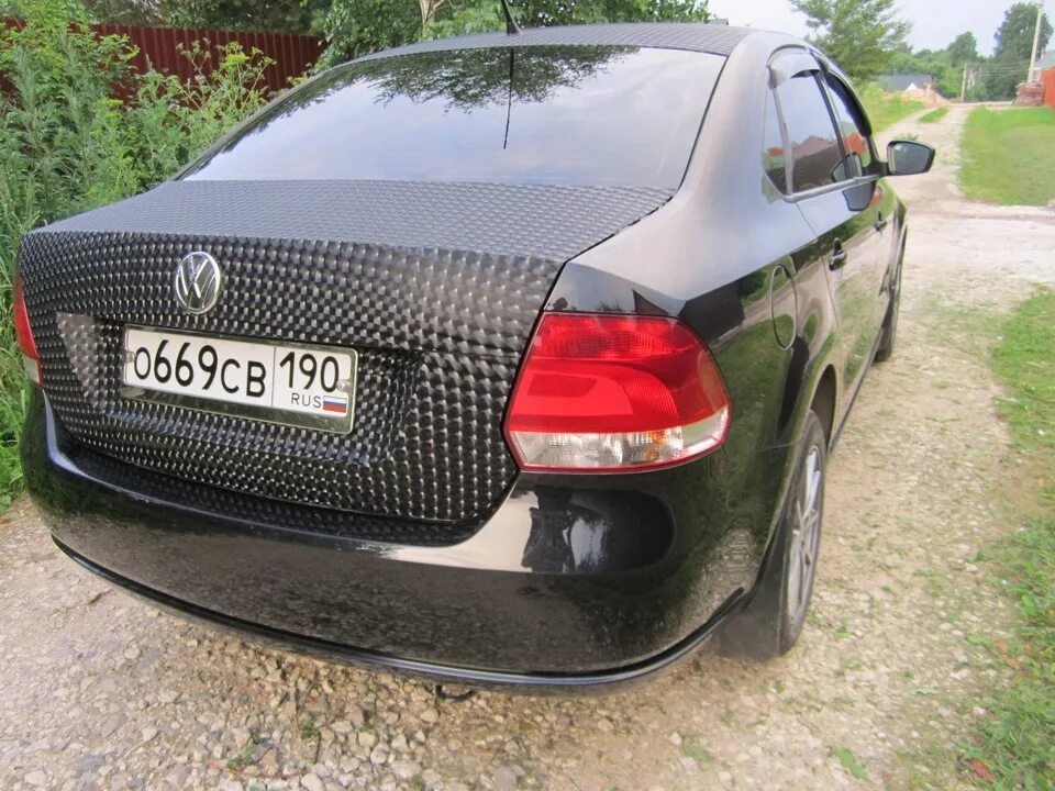 Как утеплить поло. Vw polo карбон. карбон поло седан. фольксваген поло седан оклейка пленкой. фольксваген поло седан в пленке.