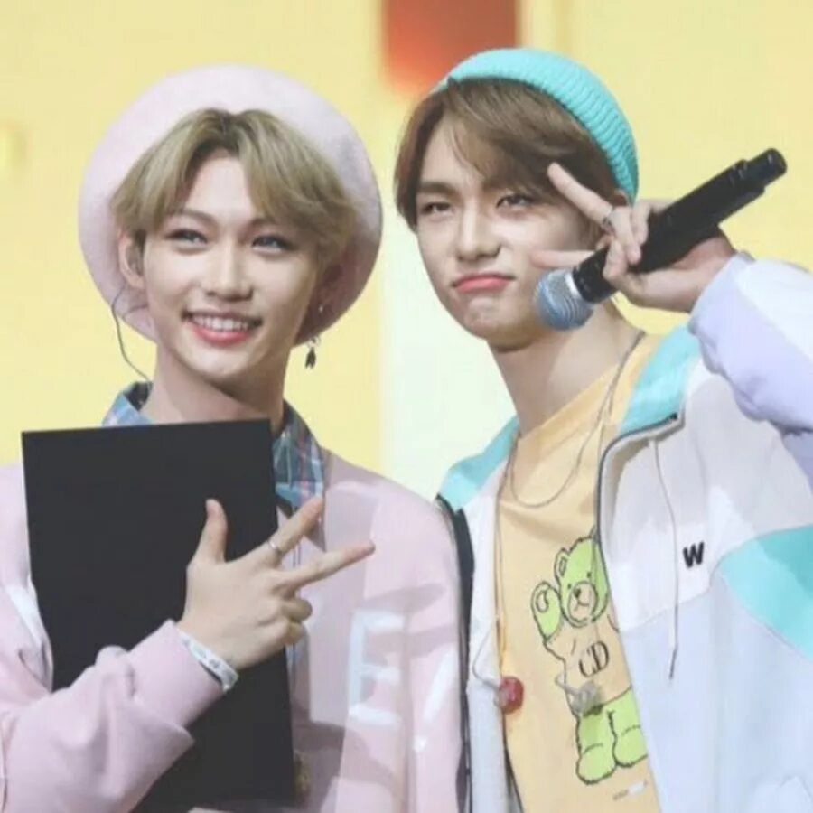 Stray kids 2022. Чанбин целует феликса. Броманс любовь парней. Stray kids miroh. Китайские бромансы дорамы.