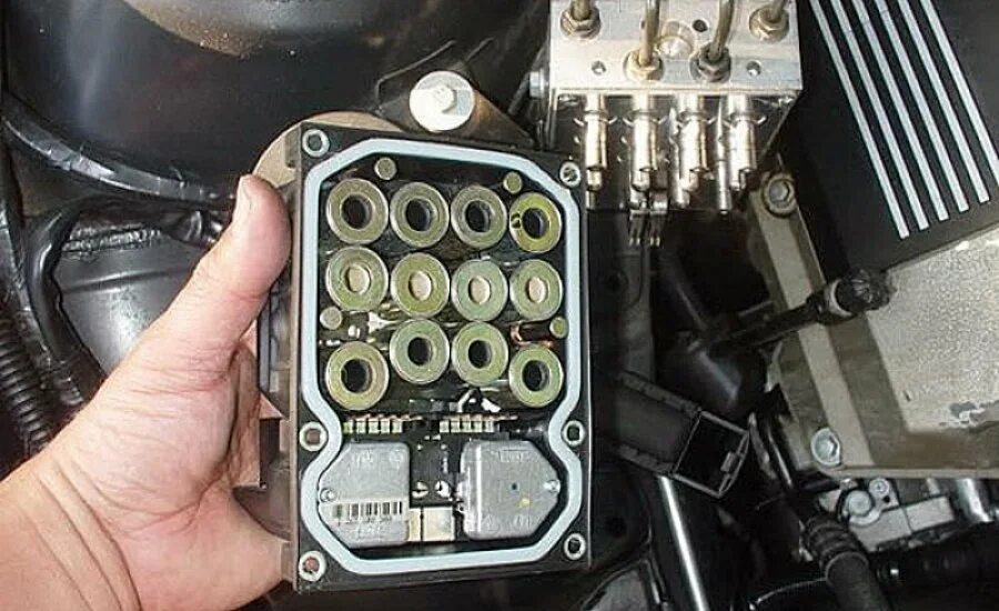 Ремонт абс автомобиля. 5 бензин. Антиблокировочная тормозная система abs. Bosch me7. Блок авс 2е0909049af.
