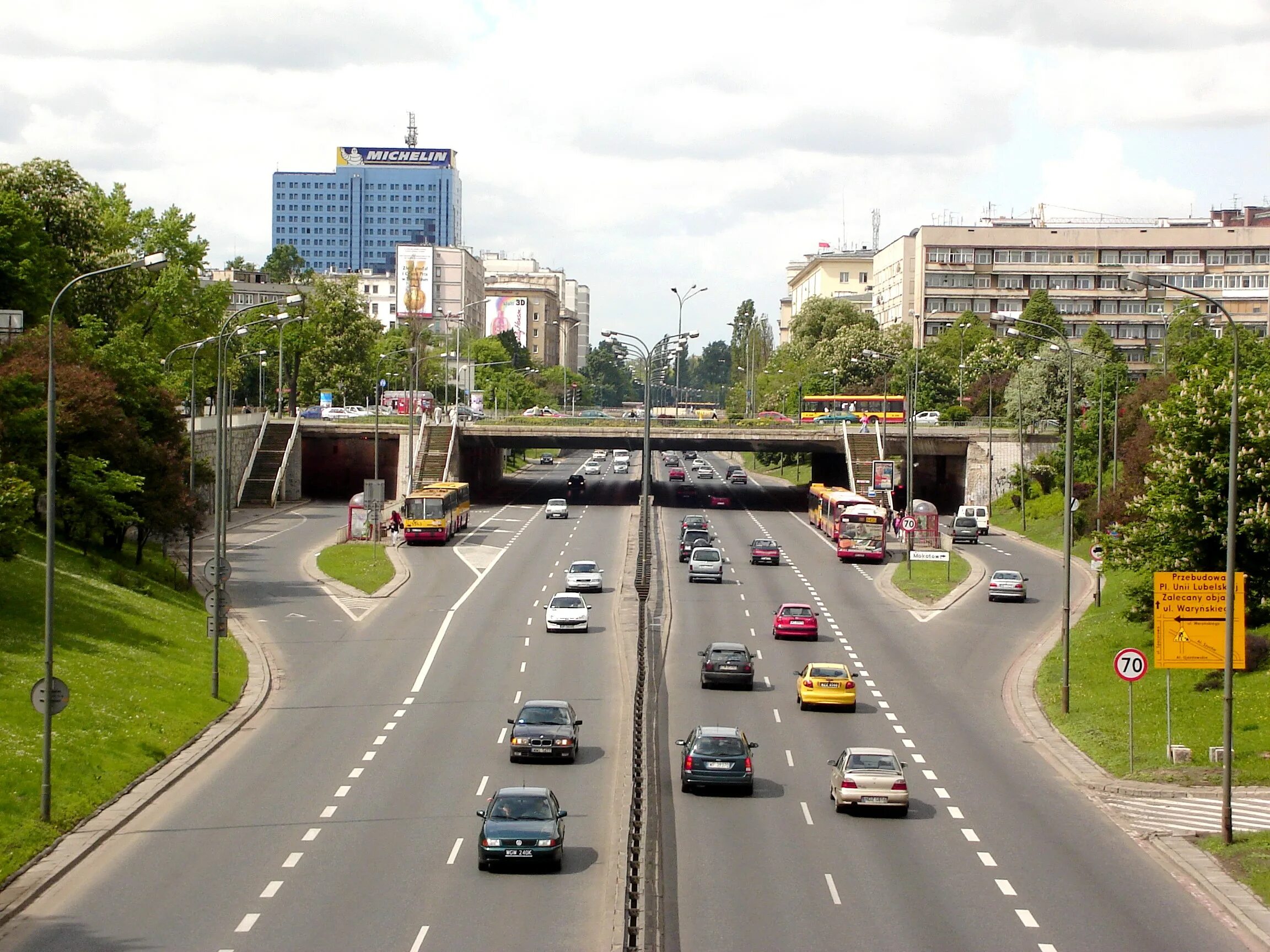 Main road канал. Кемиярви. Аваруа столица какой страны. Американские дорожные знаки на трассах. Дорожка в парке.