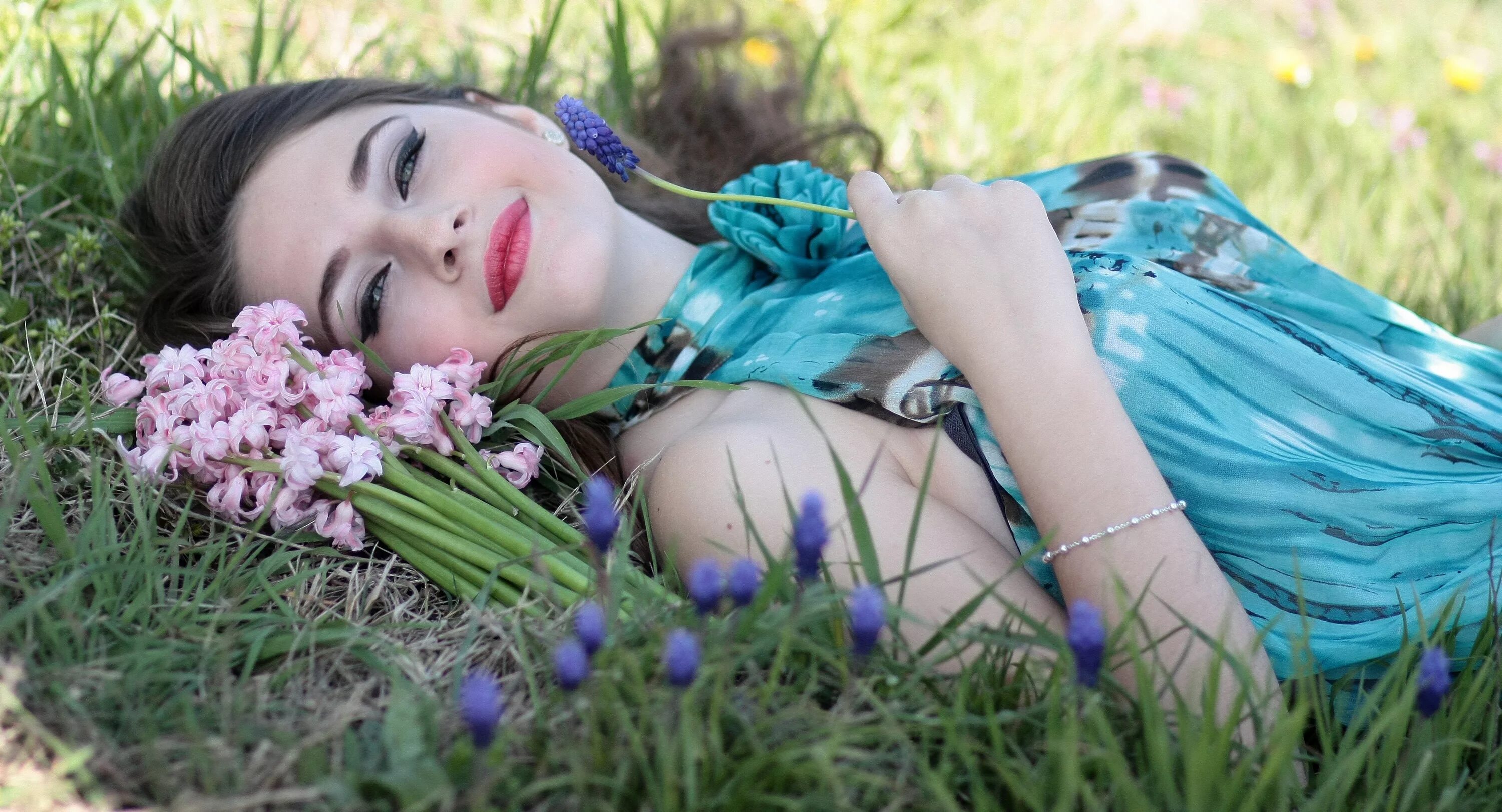 Девушка цветок 18. Девушка лежит в цветах. Женщина сидит на траве. В траве с цветами фотосессия. Девушка с цветами фотосессия.
