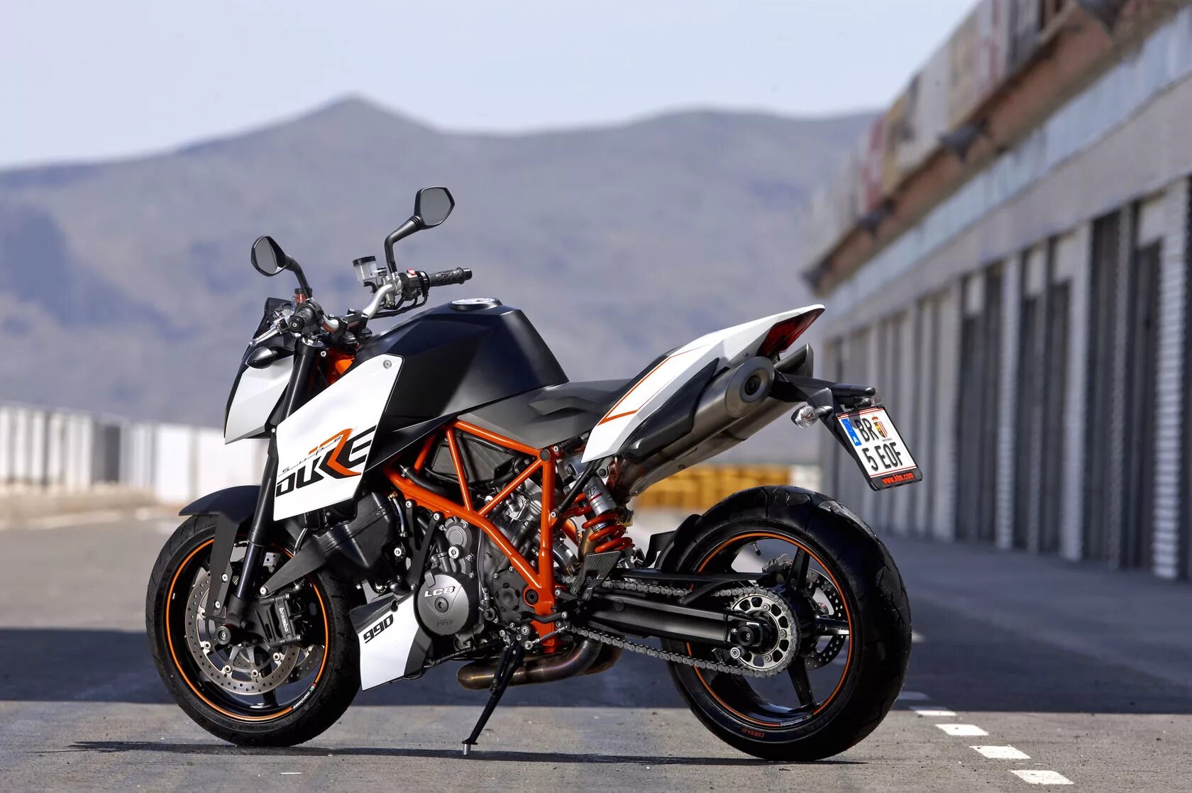 Duke end. Мотоцикл ktm super duke 990 r. ктм 990 супер дюк. ktm super duke 990. ktm 990 super duke r.