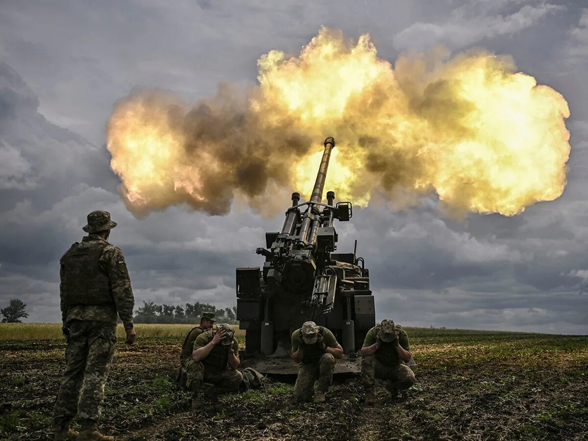 Артиллерия ведет огонь. Военные действия. Артиллерия в бою на Украине.