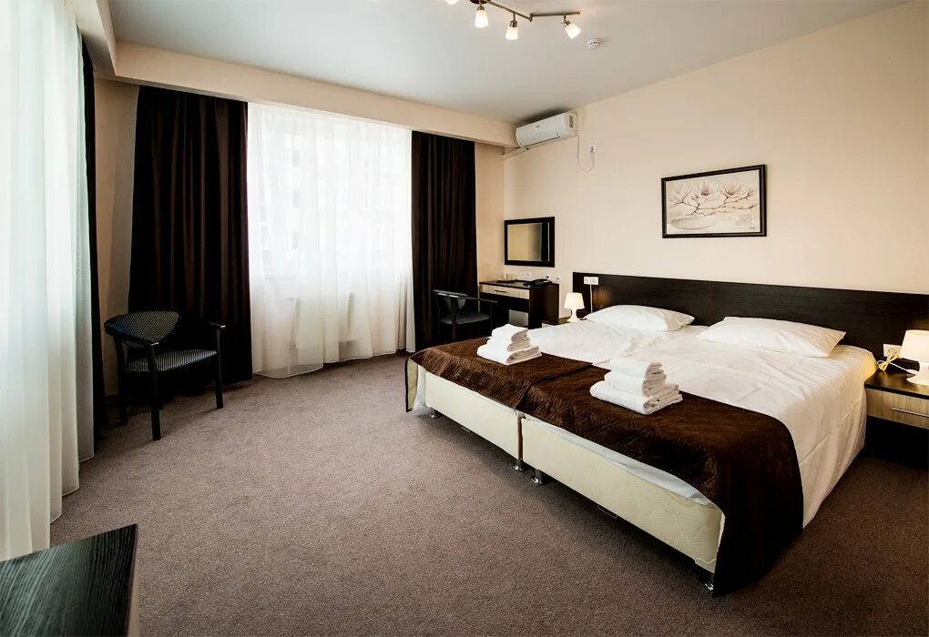 Дом бархат. Гостевой дом адлер ул. Кабардинка гостиница бархат. Кирпич лср красный флэшинг рустик. Фасады из кирпича бархат.