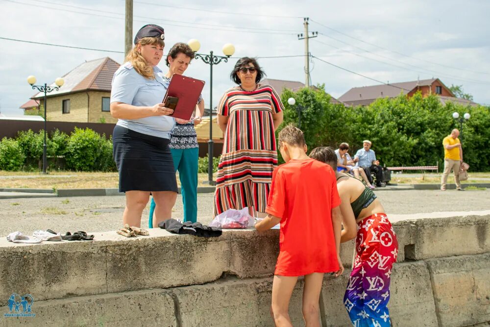 Уровень воды в камне на оби сегодня. Камень на Оби город. Камень на Оби население. Камень на Оби люди. Набережная камень на Оби.