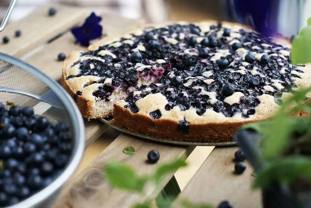 Песочный пирог с черникой и сметанной. Песочный пирог с черникой и сметанной. Песочный пирог с ягодами и сметанной заливкой. Пирог тарт черничный. Песочный пирог с черникой и сметанной заливкой.