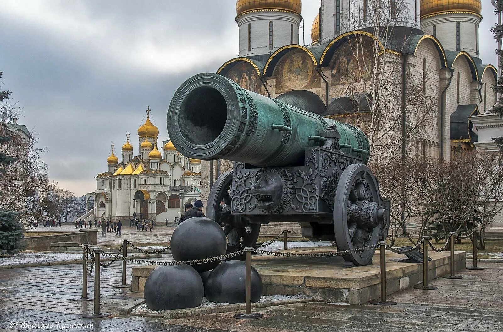 Памятник где на площади. Царь-пушка Московский Кремль. Московский Кремль царь пушка и царь колокол. Москва Кремль царь пушка. Ивановская площадь в Москве царь пушка.