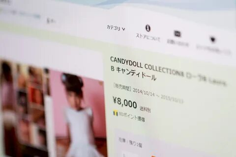 Қыз мастурбация жасап жатыр, жігіт дүрбімен қарап тұр.