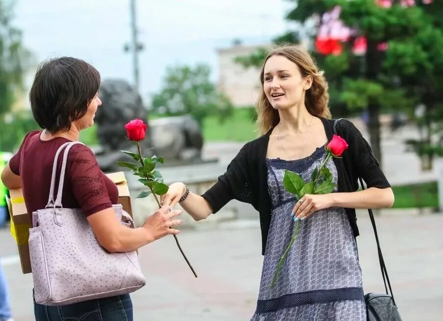 Дарит цветы прохожим. Цветы прохожим. Раздавать цветы. Дарят цветы на улице.