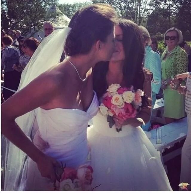 Свадебные платья для двух невест. Мужчина женится. Девушка замуж. Красивая девушка хочет замуж. Свадьба лесбийская пара.