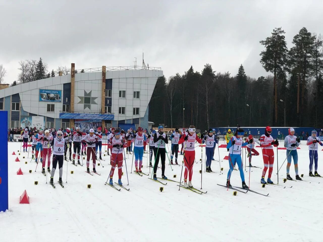 Соревнования на призы пионерская правда. Лыжные гонки. Лыжная гонка. Лыжные гонки эстафета. Соревнования по лыжным гонкам.