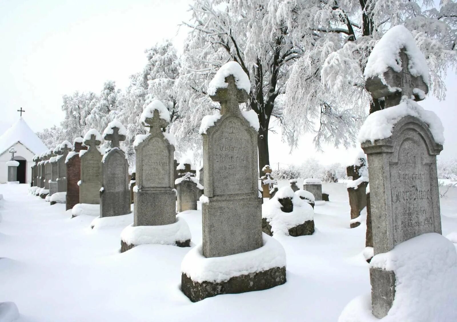Кладбище зимой. Заснеженная могила. Деревенское кладбище зимой. Могила зимой.