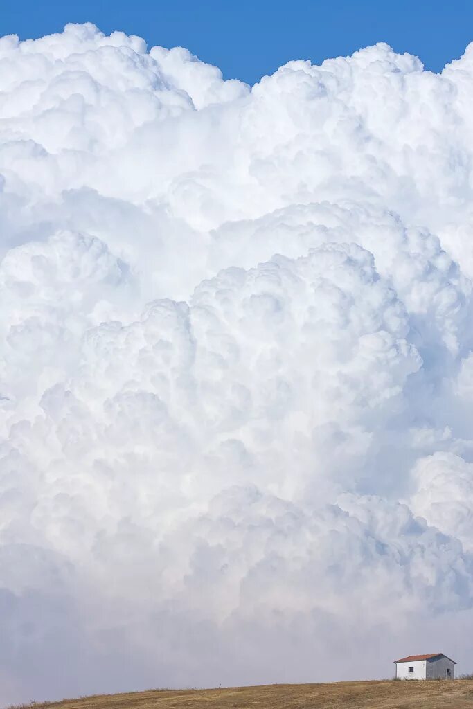 Белые облака и дом. Мануэль Косентино. Облака. Белое облако. Пушистые облака.