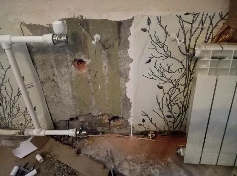 трубы отопления в стене