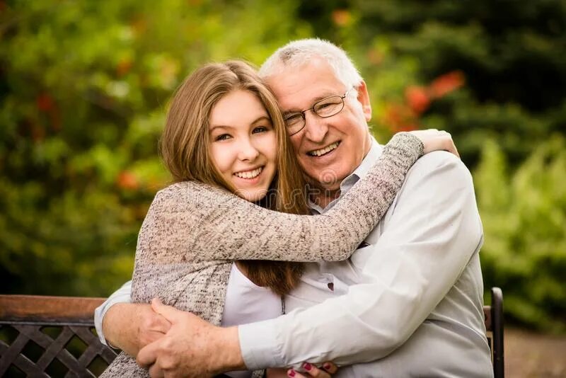 Daughter grandfather. Объятия дедушки. Обнимает дедушку. Дедушка и внучка. Дедушка и внучка обнимаются.