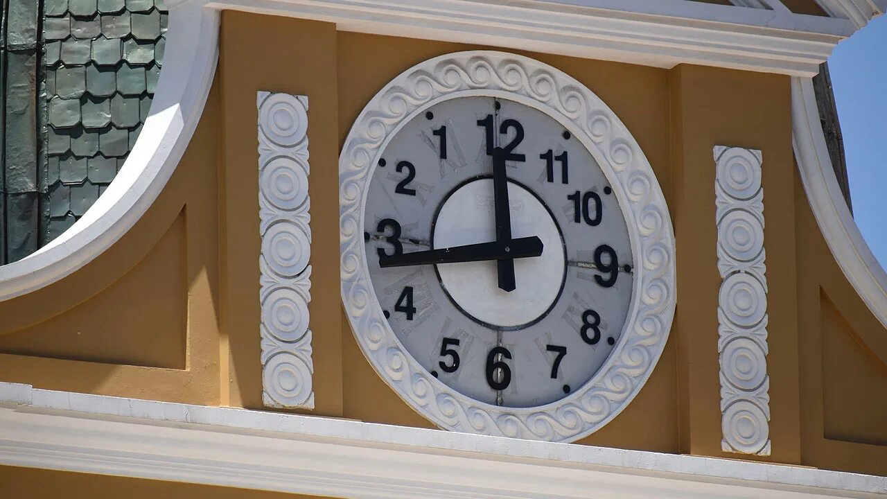 Page turning clock