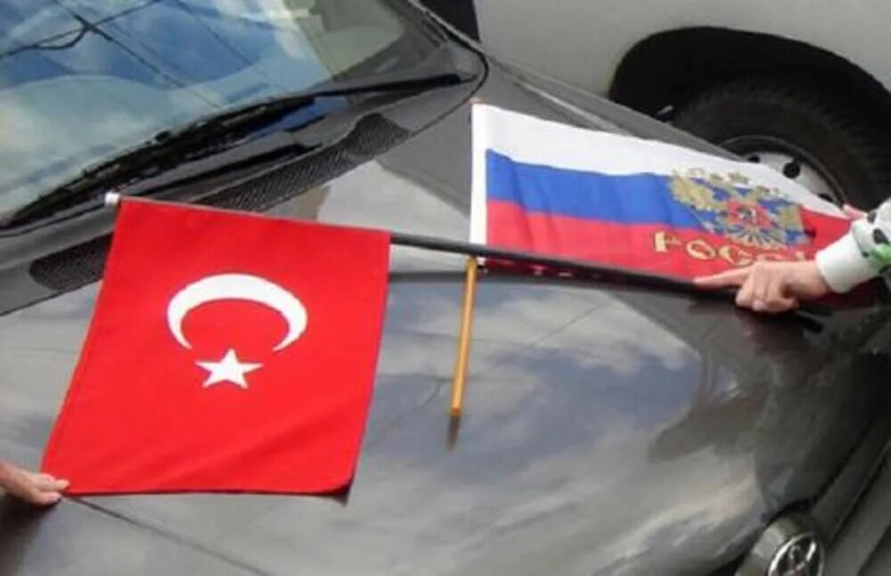 Турция на стороне россии. Турецкий флаг в авто. Флажки Турции на машине. РФ Турция флаги. Флаг России и Турции.