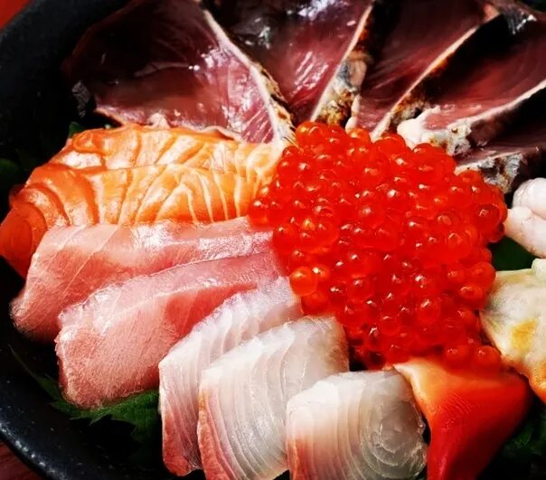 Какая дорогая рыба красная. Красная рыбах деликатес. Какие самые дорогие и вкусные красные рыбы. Как украсить целую копченую рыбу на стол фото. СТО модео сделать с красной рыбой закучка.