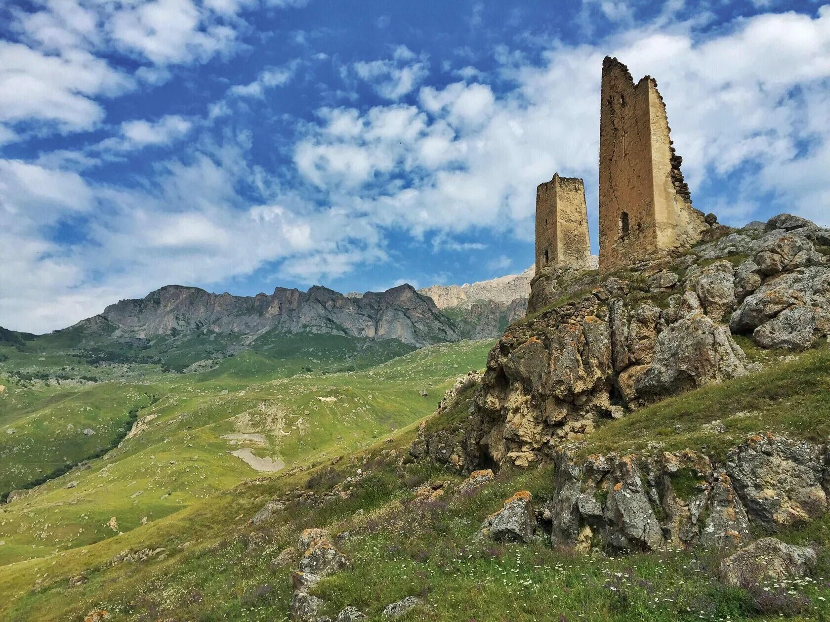 Памятники северного кавказа. Северная Осетия Алания Куртатинское ущелье. Куртатинское ущелье — Алания Осетия. Башня Курта и тага Осетия. Башня Курта и тага в Куртатинском ущелье.