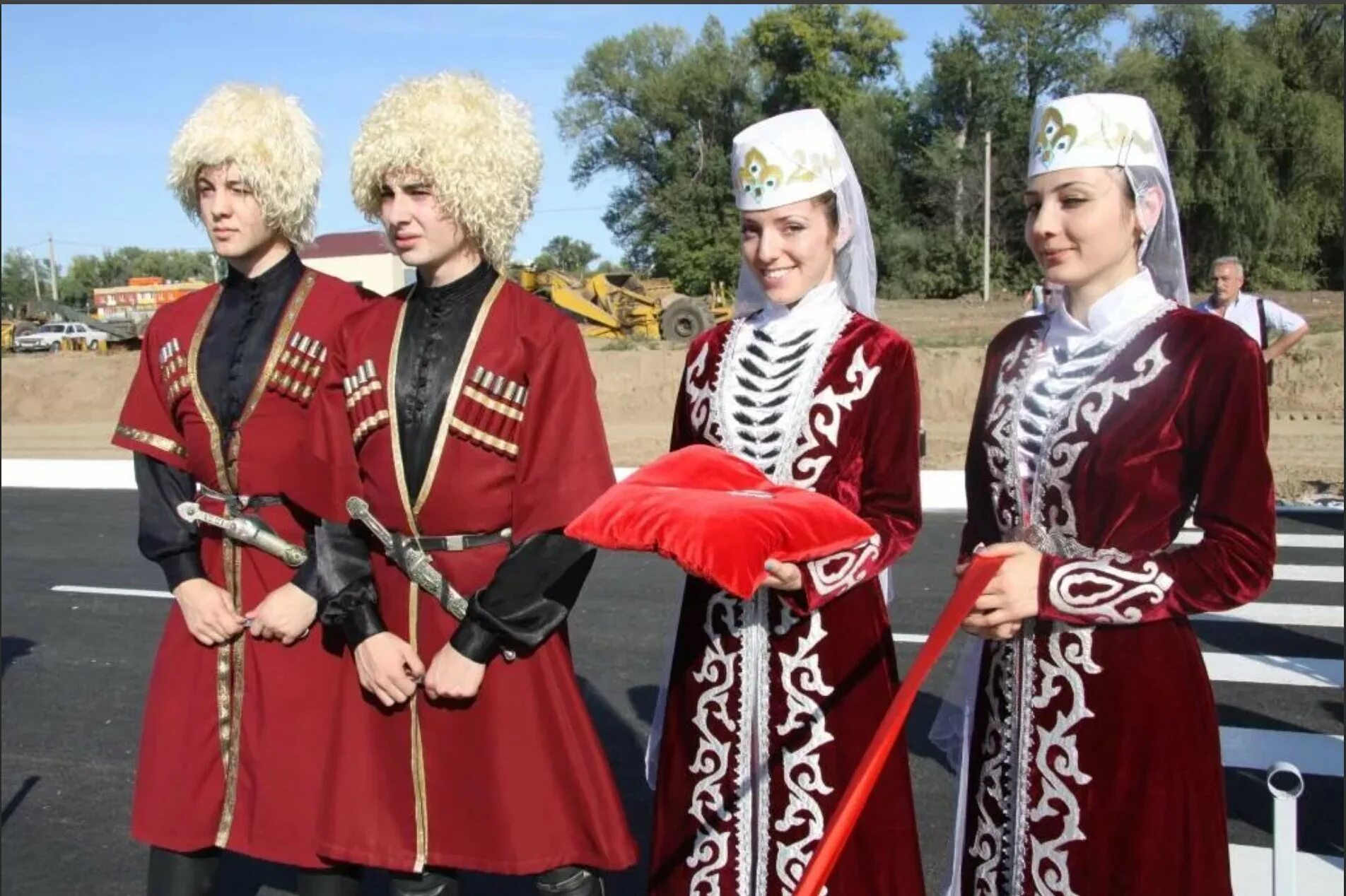 Осетины народ кавказа. Национальный костюм кавказа осетины. осетины иронцы. северная осетия алания национальный костюм. владикавказ осетины в национальных костюмах.