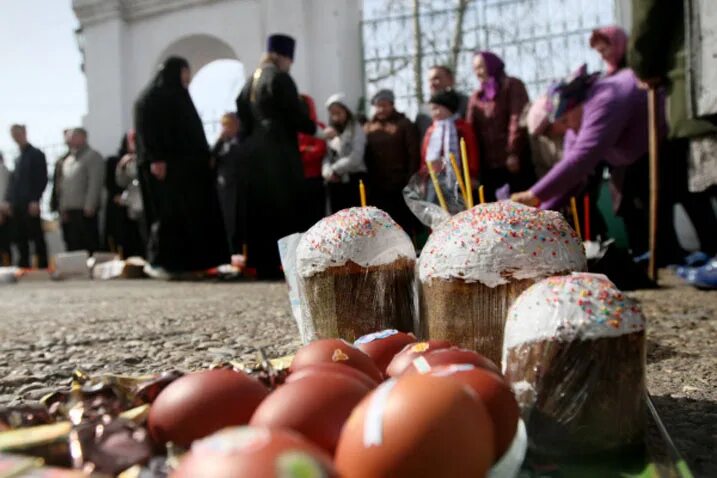 Когда мусульманская пасха. Пасха храм. Православные празднуют Пасху. Освящение куличей на Пасху. Кулич яйца храм.