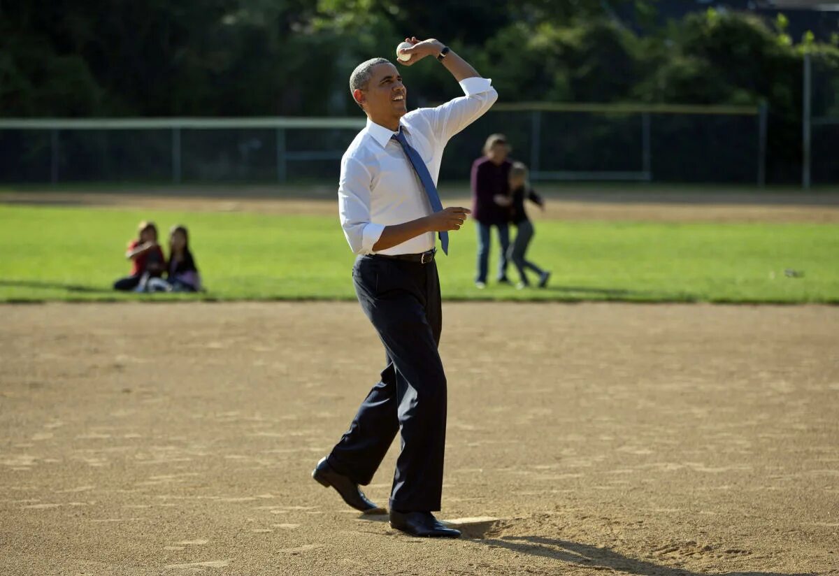 Feeling throwing. Обама футбол. Пундо. Throw игра. Throwing man.