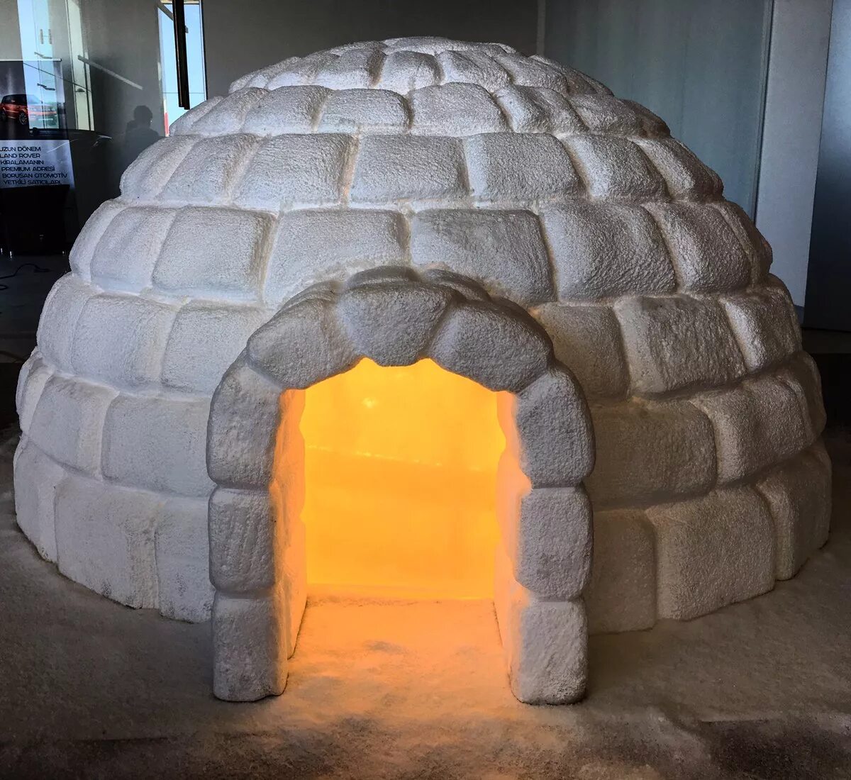 Иглу из снега. Снежный домик из снега. Как сделать иглу из снега. Снежный домик во дворе. Иглу жилище эскимосов.