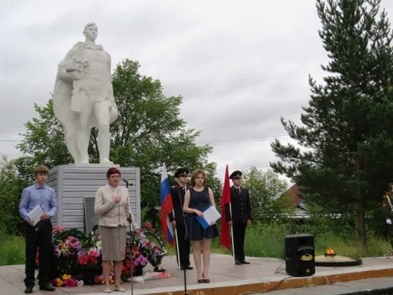 Прогноз погоды мантурово курской. Памятник в Мантурове Костромской. Памятники города Мантурово Костромской области. Памятник неизвестному солдату Мантурово. Поназырево достопримечательности.