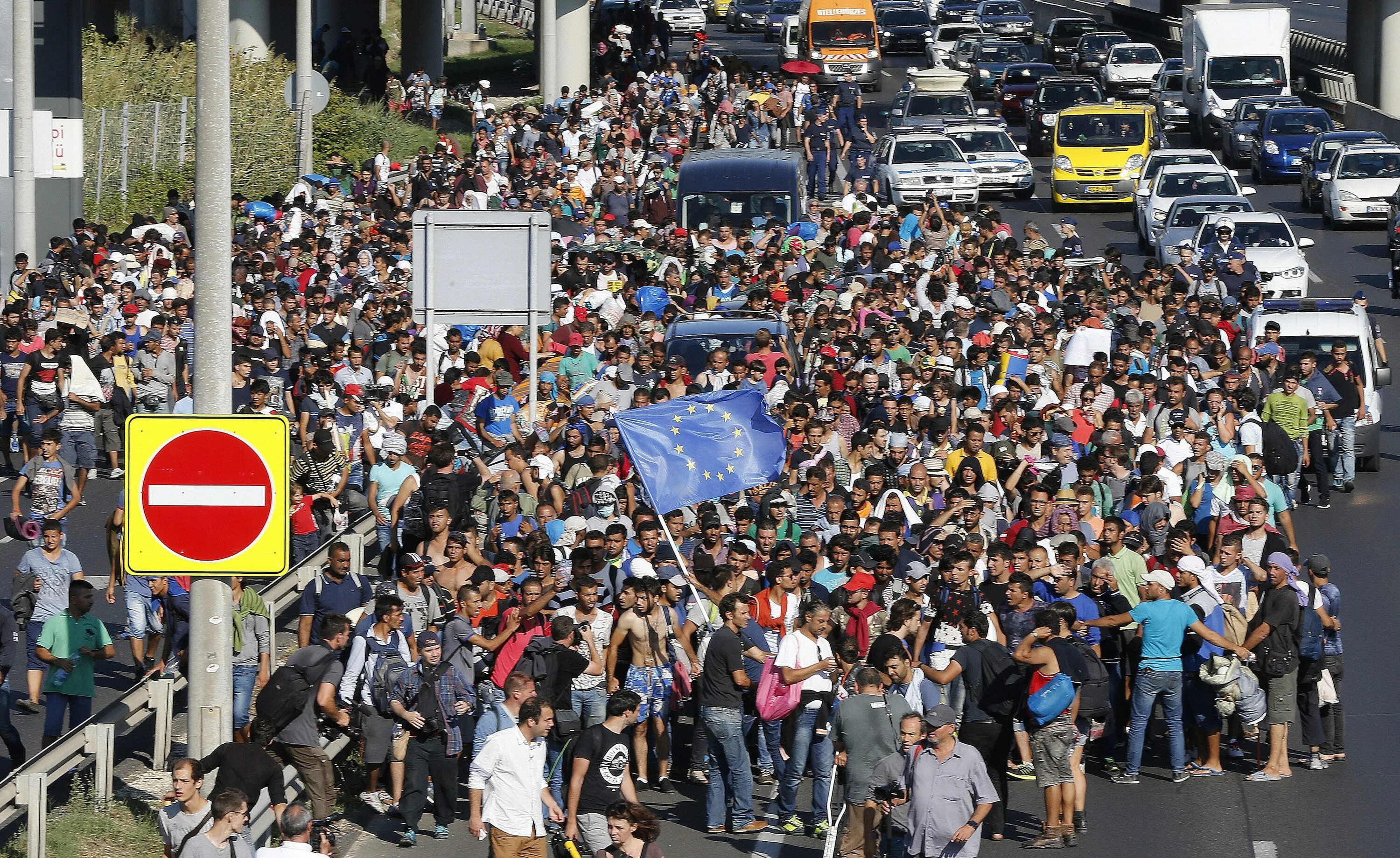 Европа страдает. Европейский миграционный кризис 2015. Миграционный кризис в Германии 2015. Беженцы в Германии 2015. Мигранты в Европе.