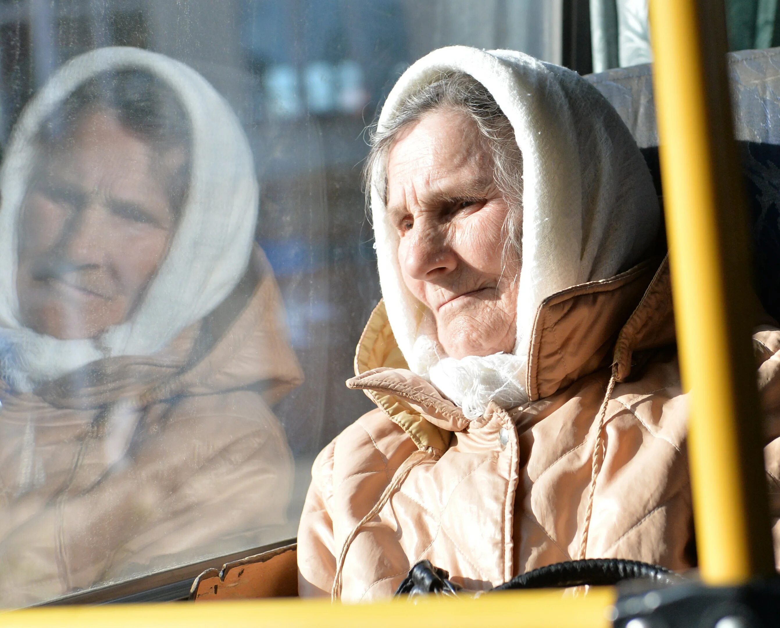 Остановитесь бабушки. Бабушка в автобусе. Бабушка в маршрутке. Окна для пенсионеров. Добрая бабушка.