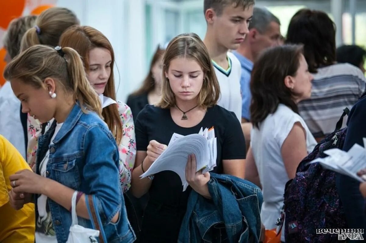 школьники подростки. подростки в школе. современный ученик. фотосессия студентов. старший школьный возраст.