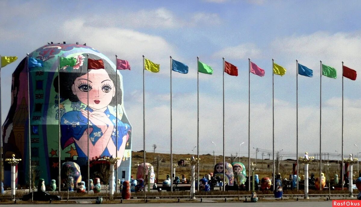 матрешка в китае маньчжурия. матрешка в китае маньчжурия. площадь матрешки в маньчжурии. самая большая в мире матрешка в городе маньчжурия. парк матрешек в маньчжурии.