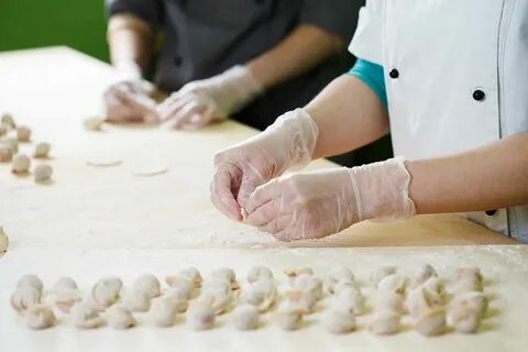 Специалисты каких производств занимаются лепкой