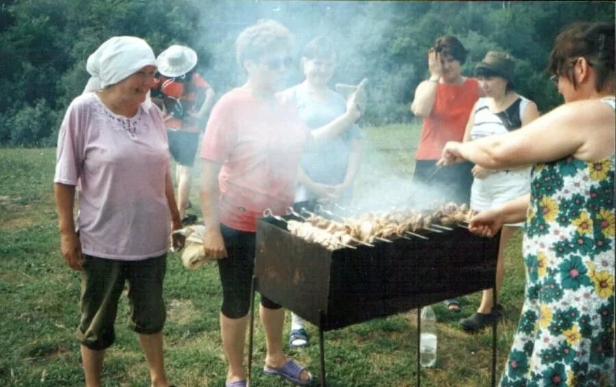 Шашлычная ссср. Советский шашлык. Советский шашлык на природе. Шашлыки на природе СССР. Женщины на шашлыках.