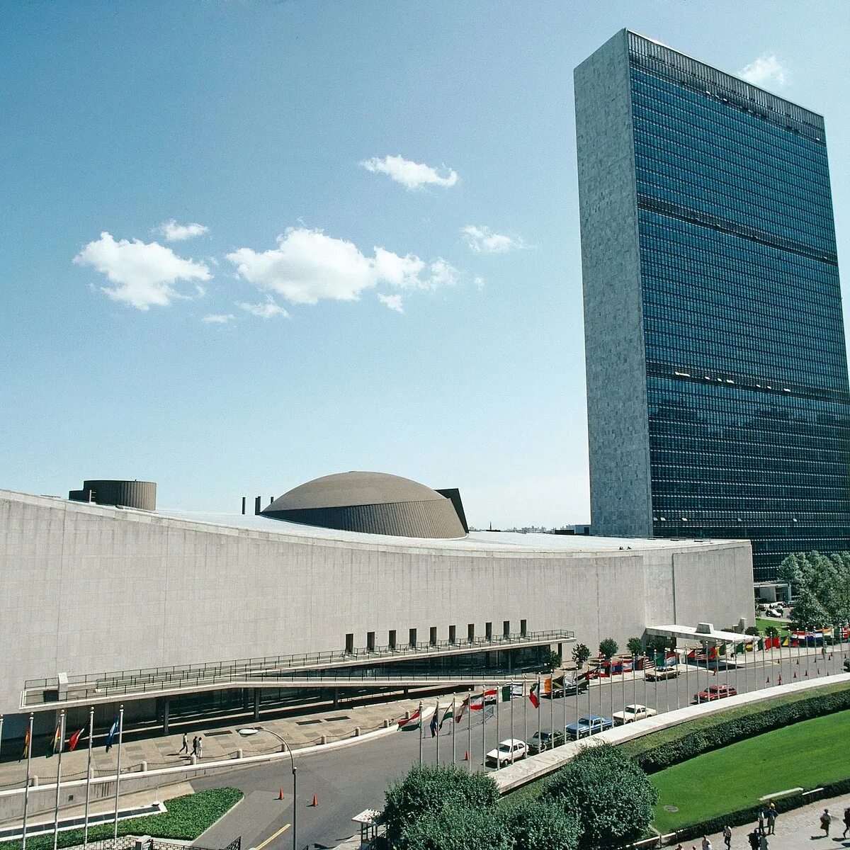 Город штаб оон. Штаб-квартира ООН В Нью-Йорке. Здание ООН В Нью-Йорке. Здание штаб-квартиры ООН В Нью-Йорке. Ле Корбюзье ООН В Нью- Йорке.