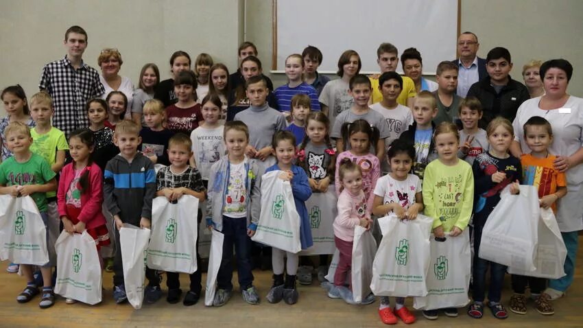 российский детский фонд. пункт временного размещения беженцев. вручение сертификатов инвалидам и афганцам. фото читающая семья конкурс. детский фонд пенза.