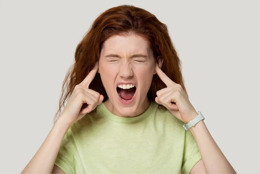 Неприятный звук. Звук раздраженного человека. Звук раздраженного человека. Человек закрывает уши. Закрывает уши руками.