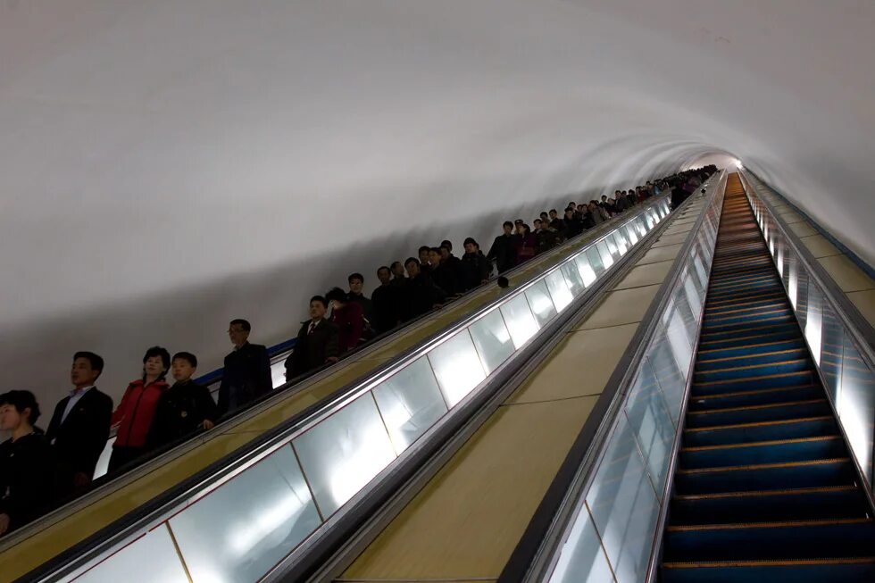 Сами глубоки метро. Станция Арсенальная Киев эскалаторы. Станция Арсенальная эскалатор. Метро Арсенальная эскалатор. Самая глубокая станция метро в мире Арсенальная.