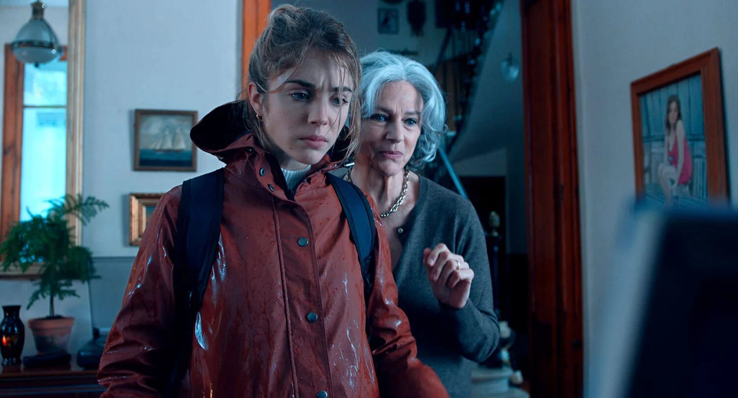 Джули 2020 г. Наваждение 2020. Алис исааз наваждение джули. Наваждение ужасы. Наваждение 2020.