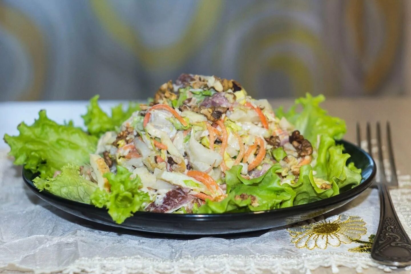 Салат с апельсином и куриной грудкой. Варшавский салат. Куриный салат с баранками от бельковича. Салат с курицей и горчичным соусом. Салат елисейские поля.