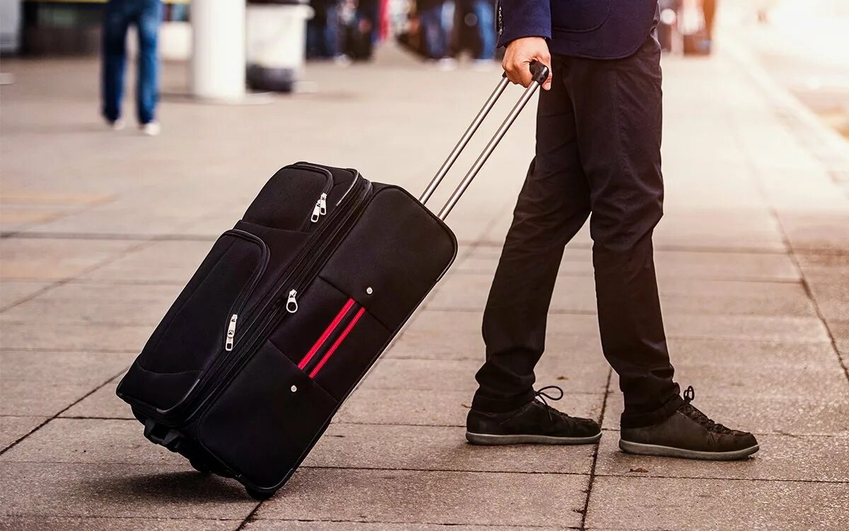 2 character the suitcase load. Мужчина с чемоданом на дороге. carry a suitcase. чемодан фото. чемоданы и сумки для путешествий в шармаль шейхе.